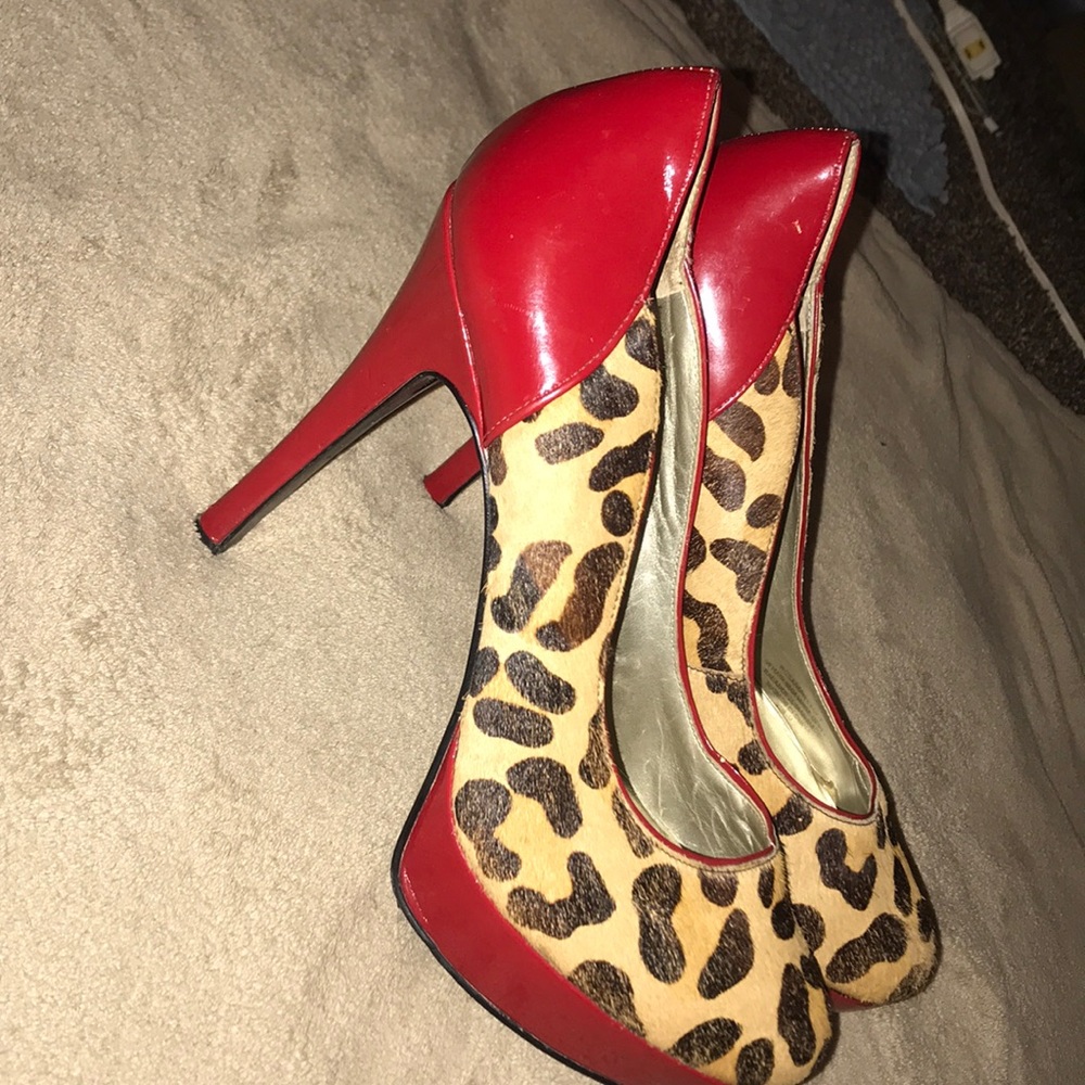 Guess Pumps - Picture 2 of 4